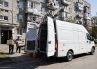 грузовая ГАЗель стоит у многоэтажного жилого дома в Донецке
