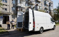 грузовая ГАЗель стоит у многоэтажного жилого дома в Донецке