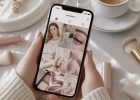Экран смартфона крупным планом в руках девушки