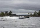 скоростное судно на подводных крыльях идёт по серо-стальной воде северного озера