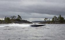 скоростное судно на подводных крыльях идёт по серо-стальной воде северного озера