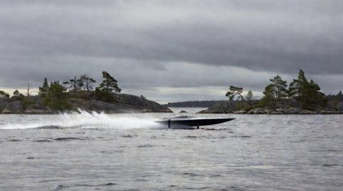 скоростное судно на подводных крыльях идёт по серо-стальной воде северного озера