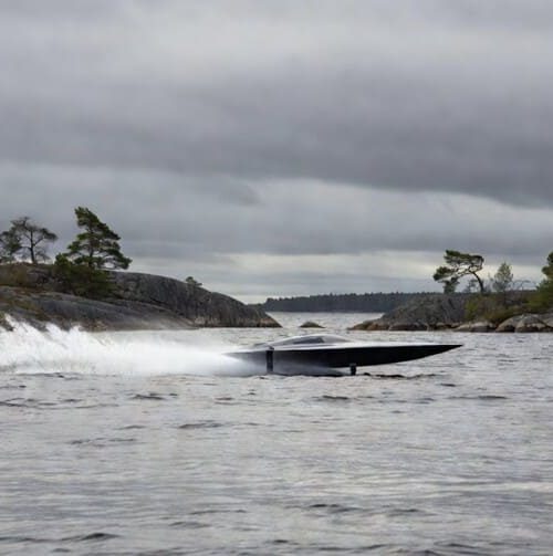 скоростное судно на подводных крыльях идёт по серо-стальной воде северного озера
