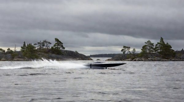 скоростное судно на подводных крыльях идёт по серо-стальной воде северного озера